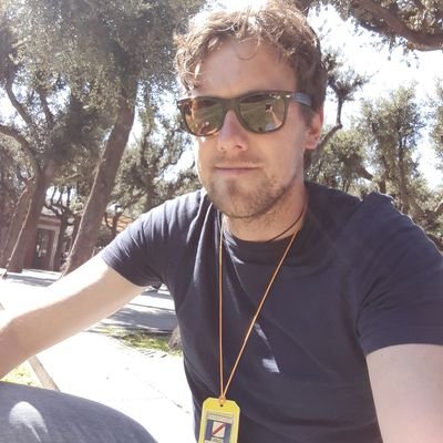 Amo. A modo mio. Lavoro in giro, ma in giro vivo pure: è un conflitto di interessi (che trovo odioso). Cerco di vivere di rimorsi. E di cose fritte. E da 10..