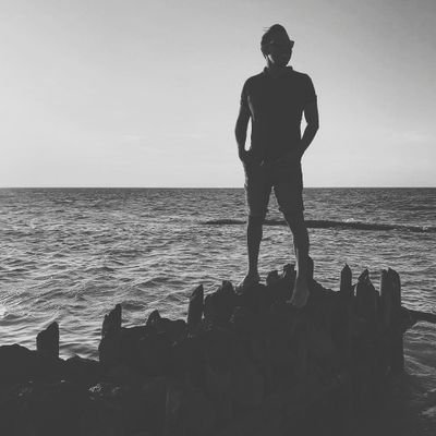 Me gustan las mañanas, el café y la cerveza oscura • Tengo un reciente gusto por el cine y disfruto mucho la música • Papá, fotógrafo y godín.