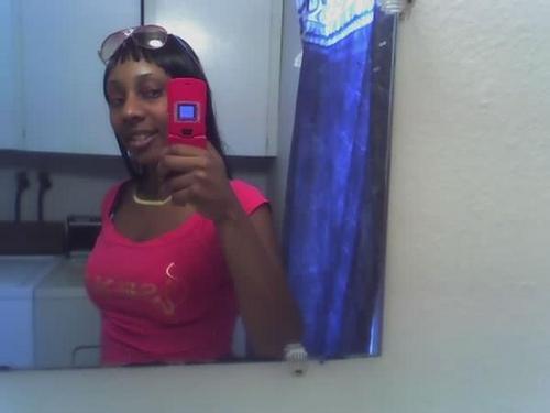Im an outgoing chick that luv to have fun with my family and friend......dnt like no drama so keep it to urself.....if u wanna knw some about me