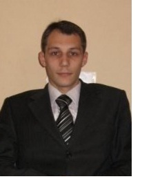 Вечно хмур, небрит и циничен, но зато - всегда Ваш.