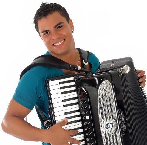 Atualmente, sanfoneiro da banda Tio Barnabé