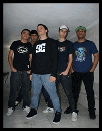 @danoverlap_ vocal, @alex_overlap guitarra e voz, @jayioverlap baixo, @vinyoverlap guitarra e @thiago_overlap bateria. http://t.co/gVOybgkt3w