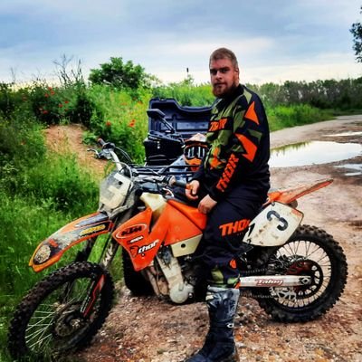 21Jahre 
Vollcross Fahrer 
KTMSX450 
Bin Nett 
einfach mal schreiben wer möchte