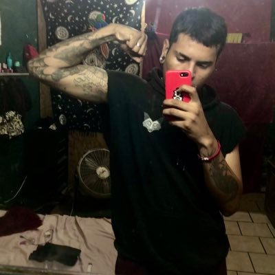 _yakvsha187's profile picture. Mis pájaros no beben de otras fuentes. Viven volando en mis jardines, hay agua suficiente.