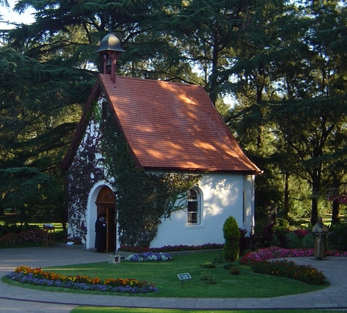 Nuevo Schoenstatt es un lugar de peregrinación y de gracias cuyo corazón es el Santuario de la Sma. Virgen. Un pequeño paraíso de encuentro con Dios y con María