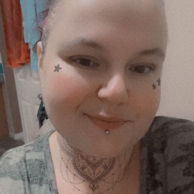 40 🌸. Die Hard Patriots Fan 🏈. Red Sox ⚾️. Bruins 🏒. Chef 🍴. Animal Lover 🦋. Poet 🎭. Musically Obsessed 🎤. Marvel Die Hard 🦹🏻♀️. Snap: lovebear81