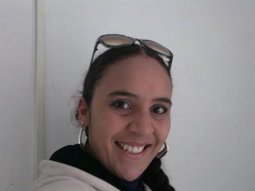 Sorrir não mata, Viver não doí, Abraçar não arde, Beijar não fere, Rir não machuca. Você não tem motivos para não tentar ser feliz =)