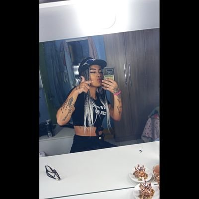 Gamer / Gremista / Gaúcha / Mãe de meninos / 18 anos / Maquiadora e designer de sobrancelhas