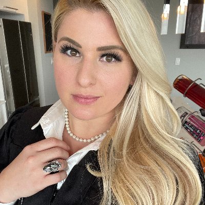 Texan by birth🤠 Canadian by choice🍁 Lawyer⚖️ Cat Mom😺 @UBC @UWindsor Alum🎓 Big fan of nachos🌮 long books📘 and long drives🛣️