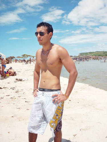 Ex militar, futuro fisioterapeuta, brincalhão,Marombeiro,cachaceiro,festeiro,em fim gosto de tudo q e bom e de curti a vida !!