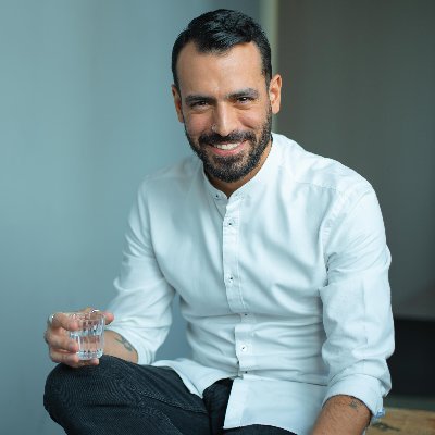 Aspiring storyteller, organisational freak and potentially arrogant motivational coach pleasantly growing between digital marketing and culinary therapy