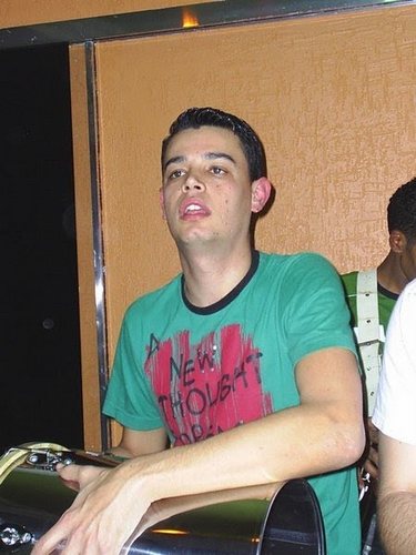 Um cara da paz, toco rebolo e repique de mão no Grupo SAMBA 10