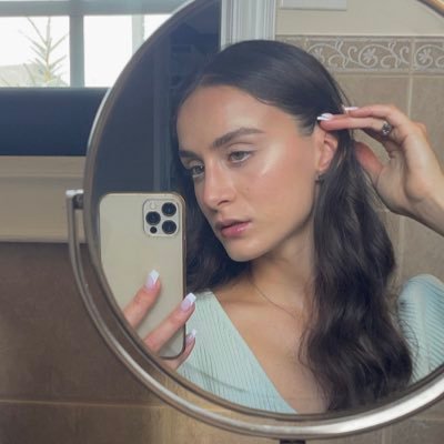 natash_f's profile picture. kisses