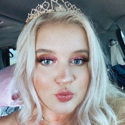 emmaellams's profile picture. i barely use twitter any more i'm sorry tik tok has taken over my life