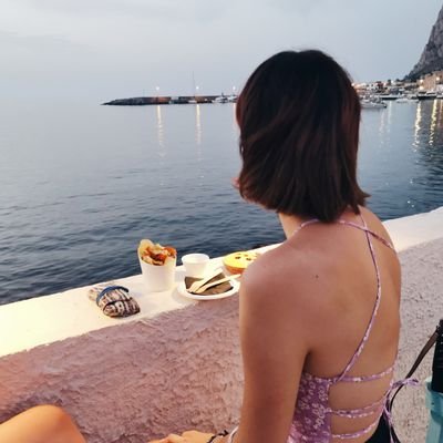 chellejoanna's profile picture. Looking for Narnia / in love with my cat ♥   London is the key word . Hello Hummingbird