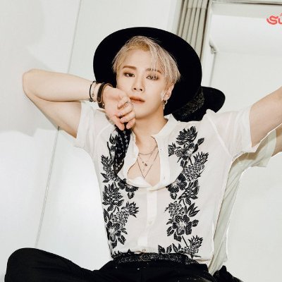 arohashi_win's profile picture. I don't know what to do anymore, pls, I need a laptop before next school year starts, please😭 I am aiming for high honor but I don't have a laptop 😭😭😭