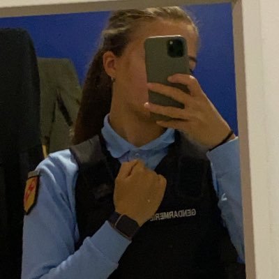 Jeune porteuse du polo bleu 👮🏻‍♀️