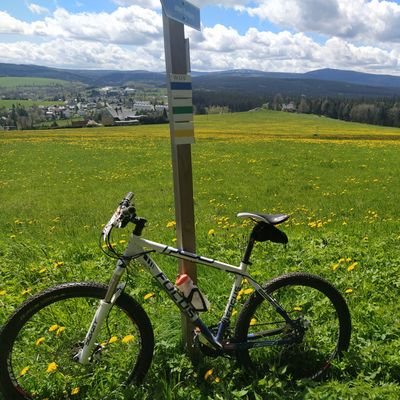 Fahrrad, Laufen, Gute Musik (Progressive Metal), Outdoor, Soziales; 
verabscheue natürlich AFD ...