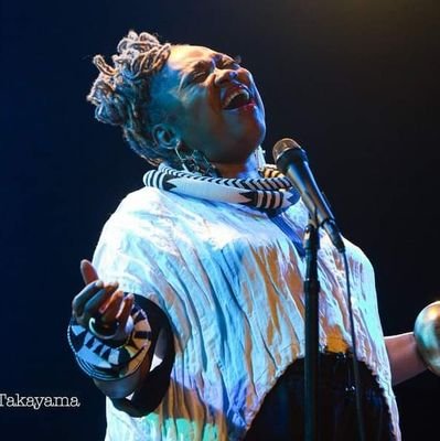 Born on Chicago’s west side, Dee Alexander is one of Chicago’s most gifted and respected female vocalist/songwriters.