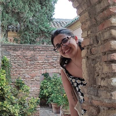 Madre de gatos que se me suben encima mientras meo.
Una vez escribí sobre una valla.
El táctil de mi móvil se lleva muy mal conmigo.