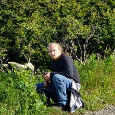 theantihunter's profile picture. Just being tr∀sh 🌌🌈🐧