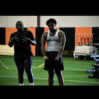 class 22 🎓 height 6’2 245 lbs OL/DT