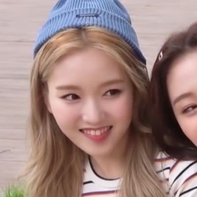 Gowwonly's profile picture. She proudly claims herself as LOONA's Eden girl. Don't be shy, because she's as dainty and gentle as a butterfly! (2000)