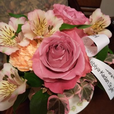 LAURA816326110's profile picture. 好きなものはホラー以外の映画全般、お芝居(特にタカラヅカ)、80年代洋楽、90年代香港映画とC-POP、「冬ソナ」前の韓国ドラマ、ときどき特撮。
好きな人はたくさんいますが、現在のタカラヅカでは鳳月杏さん。