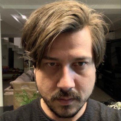 Roteirista, escritor no https://t.co/atWWz6LUZr, faço pingas, bebo pingas. Não sou nem ando com gente saudável. 🏳️🌈