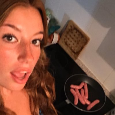 odepardzs's profile picture. c’est des saucisses sur ma pp, cochon va.