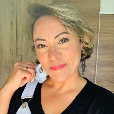 karinprimo's profile picture. Mãe, cristã, cantora. Amo um doce, meu sorriso é fácil e sempre cabe mais um no coração!