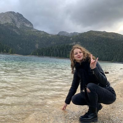 gothic/metal soul 🖤 accidental traveler 🌍 vegan 🌿 yoga enthusiast 🧘♀️