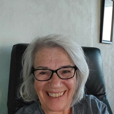 Mummeli, joka yrittää roikkua nykymaailmassa kynsin hampain.
