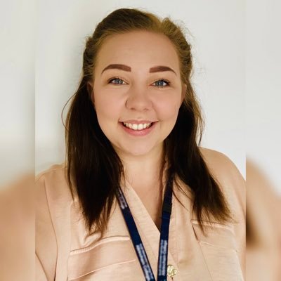 🎭 Head of Dance 💃🏻 Private singing teacher 🎤 Coffee addict ☕️