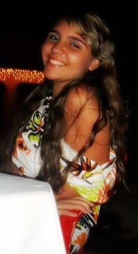 Uma menina que tem 14 aninhos, Flamenguista(L), solteira,  o resto so descobrindo. Viver e não ter a vergonha de ser feliz ♪