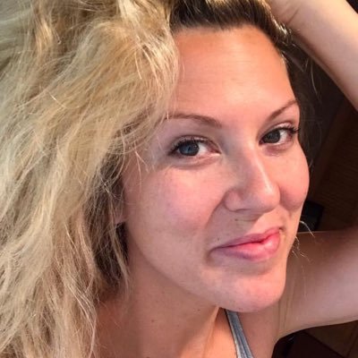 Bonjour je m’appelle Caroline j’habite en France 🇫🇷 J’ai Pas D’enfants J’aime les voyages la nature Les ballades et aussi le Cinéma