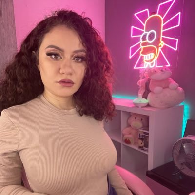 Hola streameo los viernes y sábado a las 7:00pm en Twitch, estoy como deidadrosa