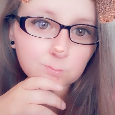 Single mom of 3 daughters! I stream a variety of games on twitch, and you should come check me out!