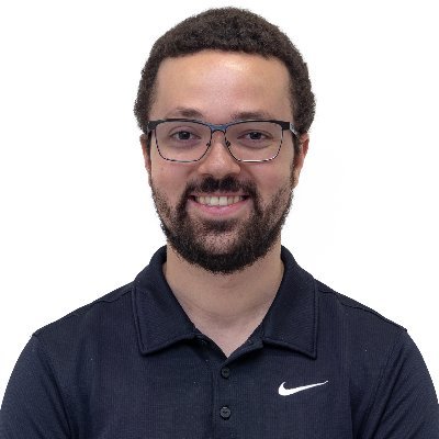 Localizador de games, jornalista, (board) gamer e pioneiro no uso de fones de ouvido bluetooth em transporte coletivo.