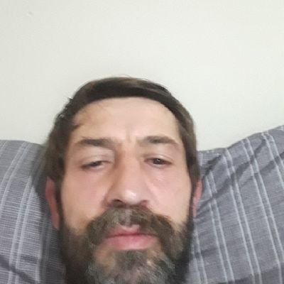 Kendi halinde bu dünyaya yalnız gelmiş ve yalnız gidecek Allah kulu olduğunun bilincinde olan bir Allah kuluyum. Parayla alakalı piyasaların cahiliyim