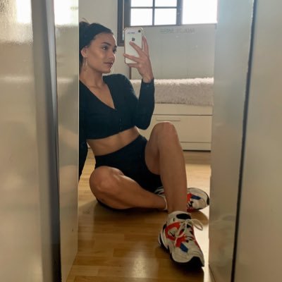 ainhoachijeb's profile picture. Sometimes you have to forget what you want to remember what you deserve. 🌎🐢🌴☀️☕️🐘💙🐬🐚🌸🎼🌙🌈🥑💚