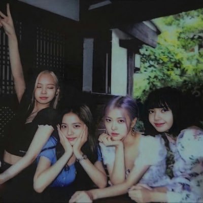 Hello everyone👋, My name's Grainee and I'm from VietNam🇻🇳 My favourite artist is JenChuLiChaeng🖤💖 (If you follow me, i'll follow back) 사랑 해 sarang-hae ~~