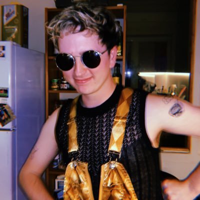 always tired, always queer • writer, comic critic • roasts coffee • they/them!!!