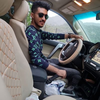 أنني ذلك الذي يعرف جيدا كيف ينجو لكثرة ما اعتاد الوقوف وحيدا دونما يد او حائط