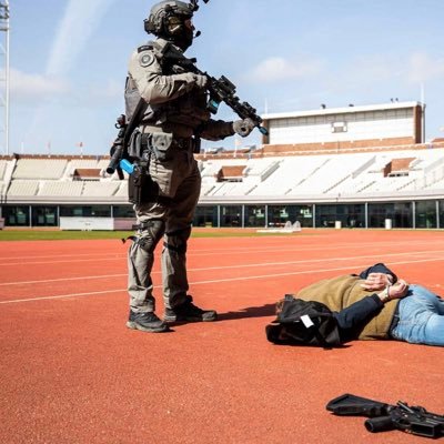 Ondernemer Suikermais en Hereford koeien/vlees.Brandweer~reservist Mariniers.met 3 vrouwen in 1 huis en dit alles met heel veel passie Agrarisch ondernemer 2011