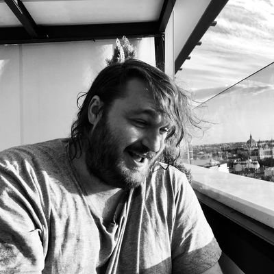 Periodista y filólogo, no sé en qué orden.
