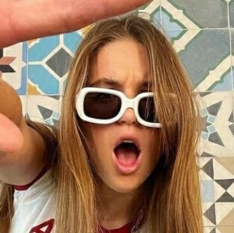 cncoxaitana's profile picture. –escuchando The Beatles con Aitana