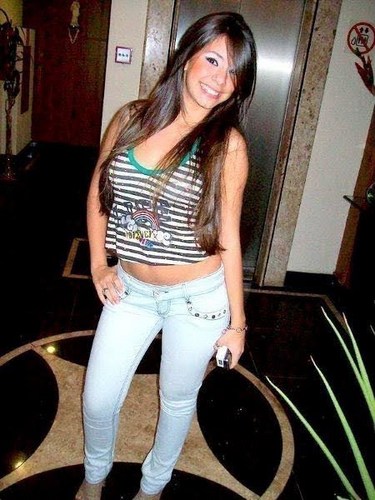 Ninguém tem a felicidade garantida. A vida simplesmente dá a cada pessoa tempo e espaço. Depende de você enchê-los de alegria. ( S. Brown )