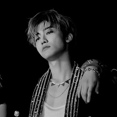 มีเพียงแต่ผีเสื้อที่ยังคงวนเวียนอยู่แต่กับดอกไม้