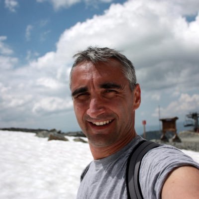 Formation scientifique (théorie du chaos). Informaticien. Ex auto entrepreneur. Musicien. Adepte de la sémantique générale (korzybski)